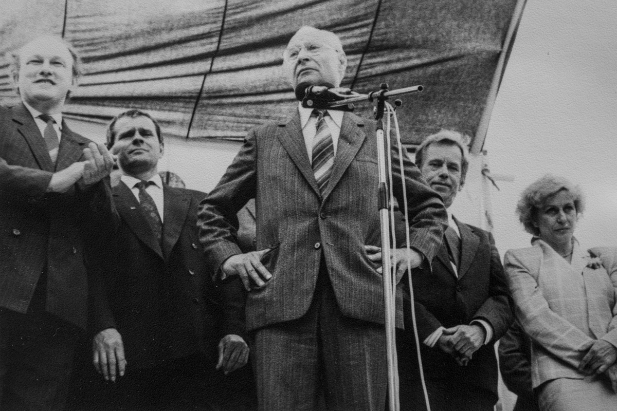 Jana Šebestová, Marián Čalfa, Václav Havel, Alexander Dubček na Námestí SNP v Bratislave, 4. jún 1990. Súkromný majetok